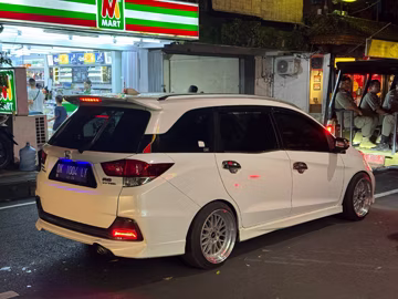 На Балі дуже багато кайфових японських машин. Балійці часто ставлять на них крутезні колеса. Насолоджувався цими автівками весь час перебування на острові.