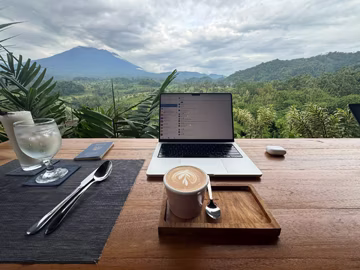 Працював з класним видом на гору Агунг. Особливо подобається як гордо лежить мій паспорт на столі.