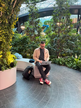 Публікую підсумковий допис за 2024 рік, сидячи в аеропорту Хамад у Катарі. Спочатку думав показати в цьому дописі тільки цю світлину, але не втримався *трошки*.