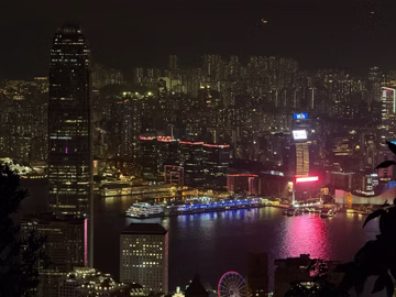 Взяв у колеги IPhone 16 Pro Max з крутим зумом, щоб зробити кадри з піка Вікторія у Гонконгу.