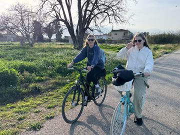 Дружина та старша донька під час велопрогулянки між містечками в Іспанії.