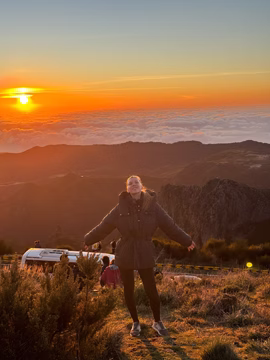 Зустрічаємо схід сонця на вершині Мадейрі — Піку-ду-Аріейру. Захід сонця гарний, просинатись за годину до нього — ні.
