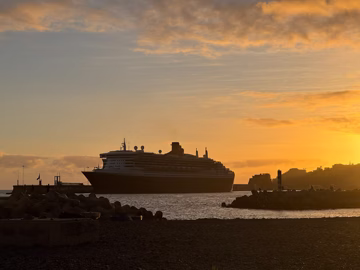 Круїзний лайнер Queen Mary 2 у порту Фуншал на Мадейрі. Обожнюю круїзні лайнери компанії Cunard Line. Та й заходи сонця на Мадейрі норм.