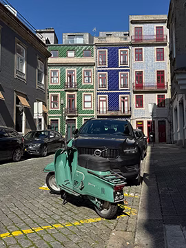 Але й місто Порту мені сподобалось. Кольорове й сонячне.