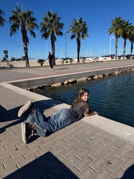 Донька надто захопилася годуванням риб. А ще, кінець жовтня в Іспанії класний.
