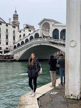 Дружина на фоні моста Ріальто у Венеції.