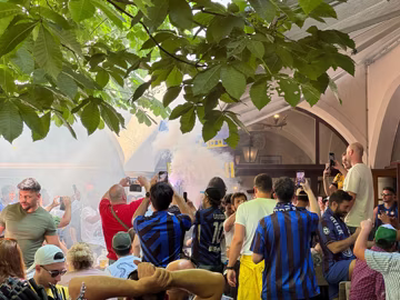 Вболівальники міланського Інтера у легендарній мюнхенській пивній Hofbräuhaus у день фіналу Ліги Чемпіонів. Співали класно, але Інтеру це не допомогло.