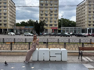 Обожнюю цей напис і фон у румунському місті Ясси. Східна Європа one love.