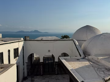 Туніське містечко Сіді-Бусаїд та вид на Туніську затоку.