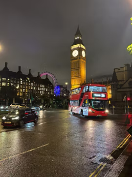 Біг-бен та лондонський даблдекер — здійснив давню мрію відвідати Лондон.