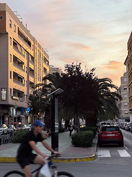 Люблю цей кадр не в останню чергу за чувака, що раптово в нього вʼїхав. Денія, Іспанія.