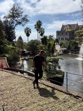 Удаю, що не позую, а просто дружина випадково вдало мене сфотографувала. Фуншал, Мадейра, Португалія.