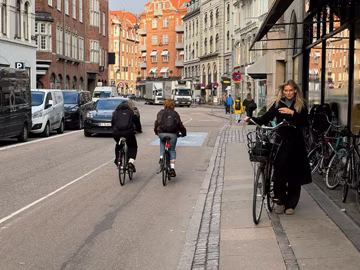 Білявка праворуч переказує вам вітання. Копенгаген, Данія.
