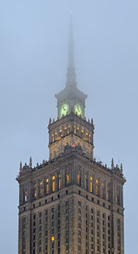 Верхівка варшавського PKiN у тумані.