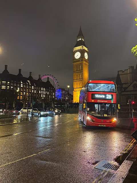 Автобус моделі Enviro400H City британського виробника Alexander Dennis. Докладніше про автобус: [en.wikipedia.org](https://en.wikipedia.org/wiki/Alexander_Dennis_Enviro400_City)