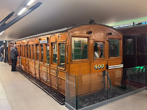 Цей деревʼяний красень був побудований у проміжку між 1898 та 1900 роками, та працював у лондонській підземці аж до 1960 року. Докладніше: [www.ltmuseum.co.uk](https://www.ltmuseum.co.uk/collections/collections-online/vehicles/item/1981-539-part-0)