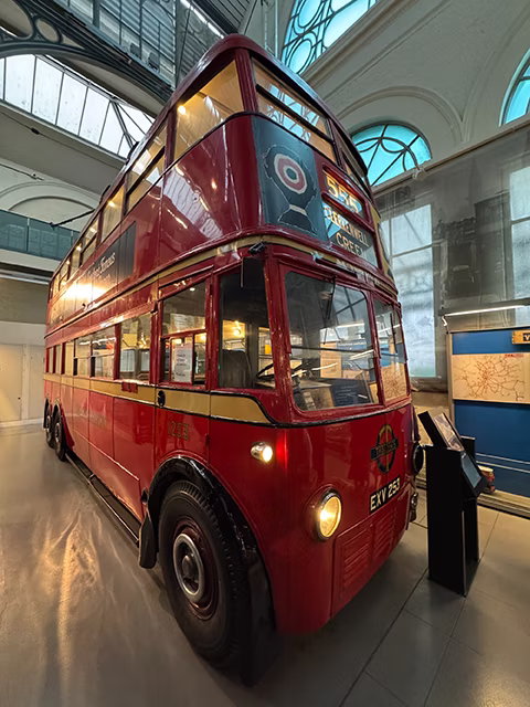 Тролейбус класу К2. Цей конкретний екземпляр працював у північному та північно-східному Лондоні з 1939 по 1961 рік. Докладніше: [www.ltmuseum.co.uk](https://www.ltmuseum.co.uk/collections/collections-online/vehicles/item/1981-528-part-0).